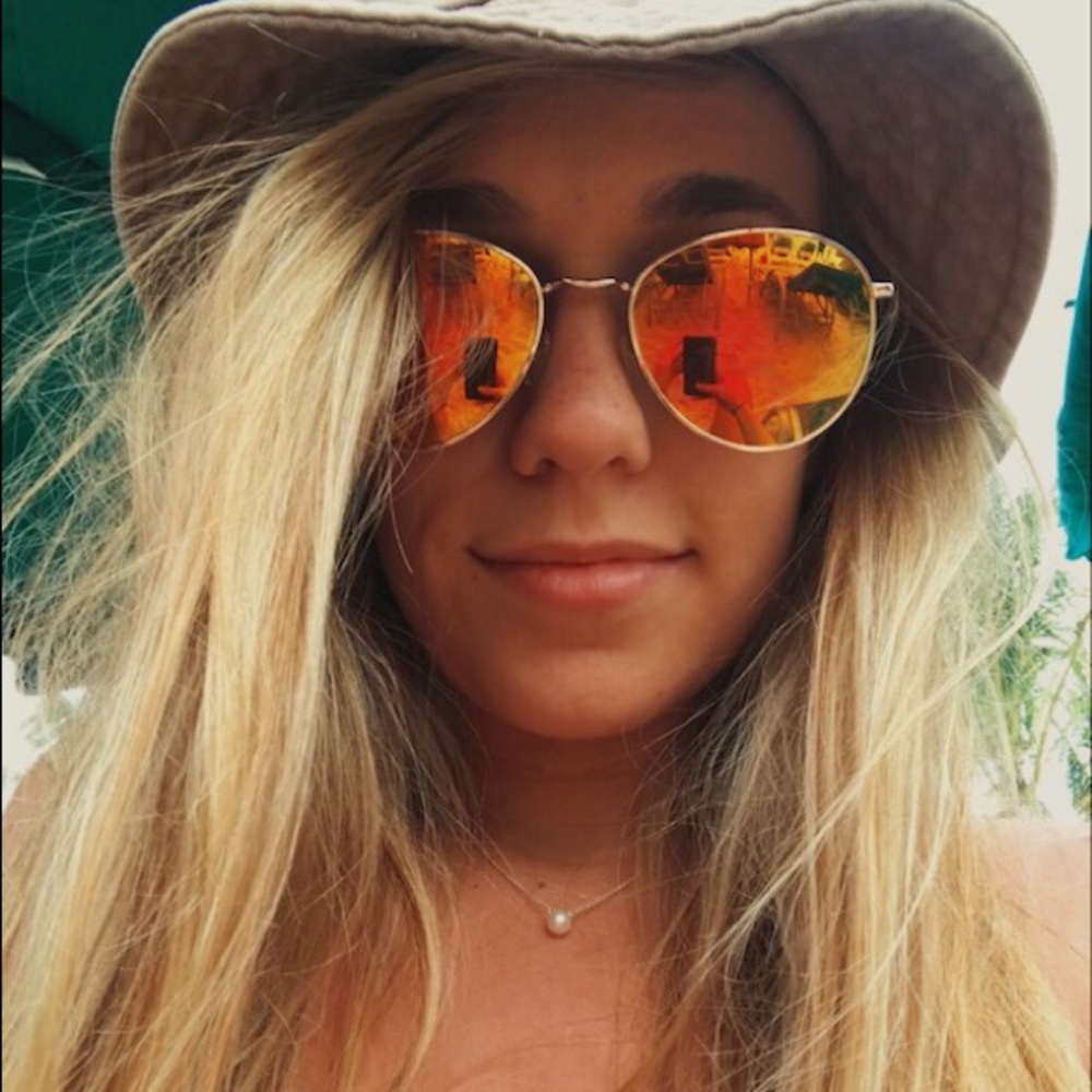 Meet your Posher, Caroline